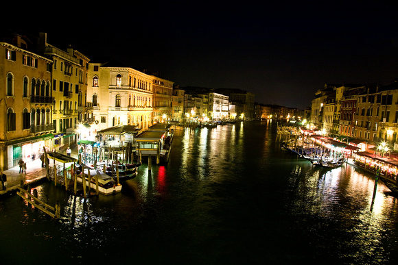 night view of the Grand Canal on Rialto Bridge